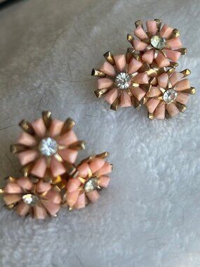 VINTAGE 1960's CORO Pink Flower Bunch Screw Back Earrings